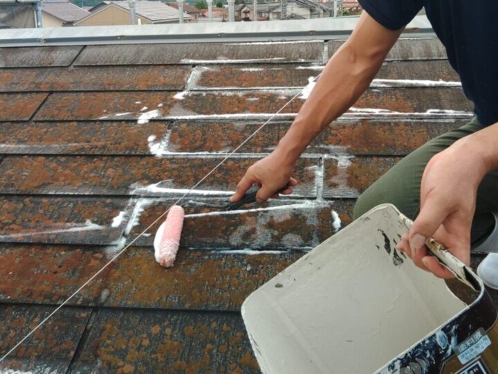 【屋根塗装工事】コロニアル面 カビ除去剤塗布